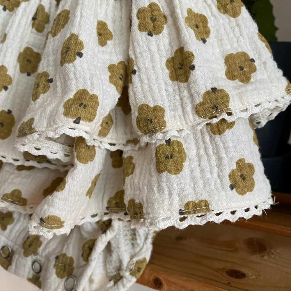 Quincy Mae Floral Rosie Romper in Ditsy Clay Floral Print 6-12m - Picture 11 of 14